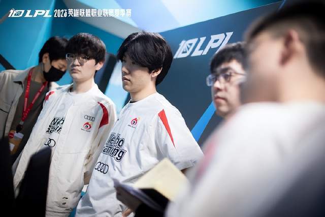 而另一派则 而另一派则